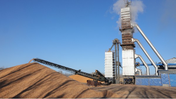 烘糧噸成本降至28元！300噸烘干塔用上秸稈直燃熱風爐，相比燃煤一天節(jié)省一萬六！